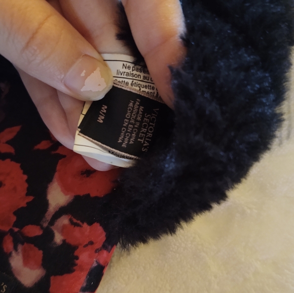 Victoria's Secret floral sherpa blanket & slippers - Picture 8 of 10